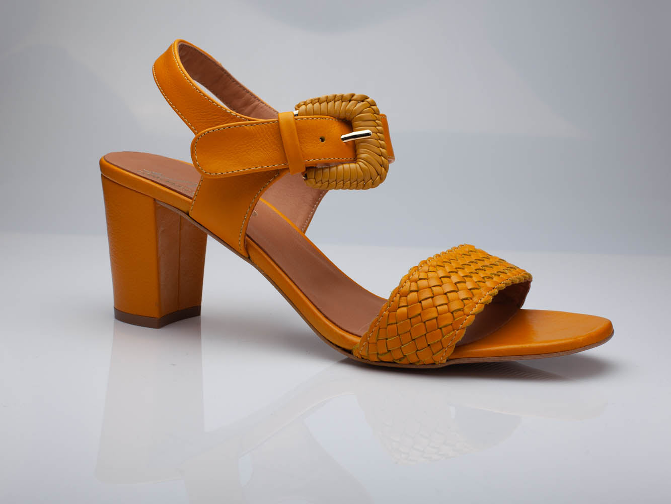 LOLA – Yellow